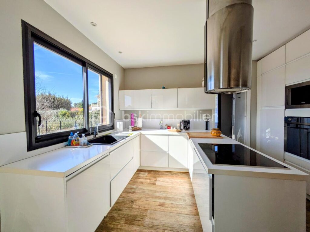 Maison de plain pied de 110m2, une vue dégagée, piscine – 4 pièces – 2 chambres – 110 m²