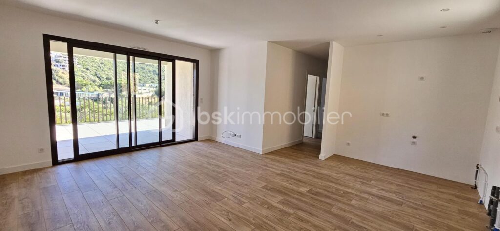 Corse – Rive sud d’Ajaccio à Pietrosella Résidence ORZIOLO 2. Appartement T3 de 67 m2 + loggia et terrasse de 35 m2, situé à 3 km de la mer, proche des commerces… ! – 3 pièces – 2 chambres – 67 m²