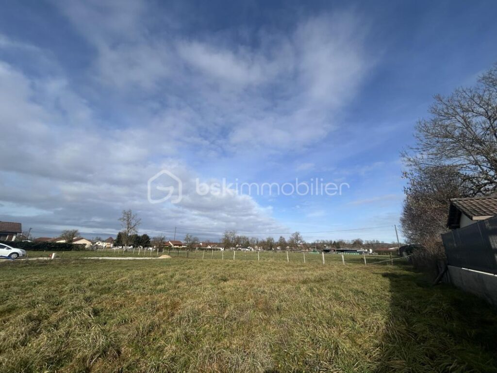 Terrain VIABILISÉ plat à bâtir d’environ 585 m² à Sillans (38590) – Dernier lot disponible – NR pièces – NR chambres – 585 m²