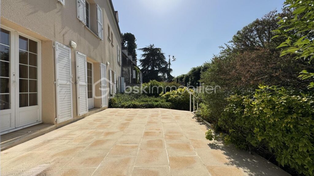 À vendre : Grande maison de ville à Germigny-l’Évêque 210m2 – 7 pièces – 5 chambres – 210 m²