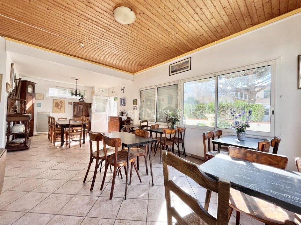 IMMEUBLE MIXTE DE 348m2 AVEC HÔTEL, LOFT, BOUTIQUE ET CAFÉ ! – 11 pièces – NR chambres – 348 m²