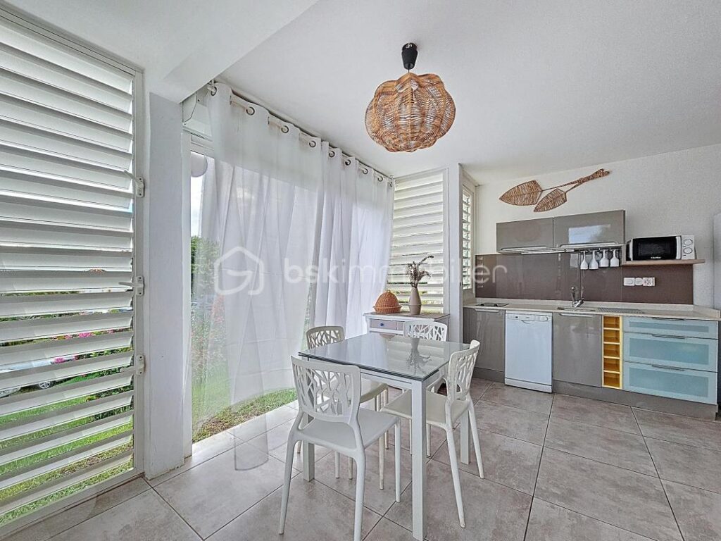 Quart de villa et sa cave Anse des Rochers piscine et plage – 1 pièce – 1 chambre – 21 m²