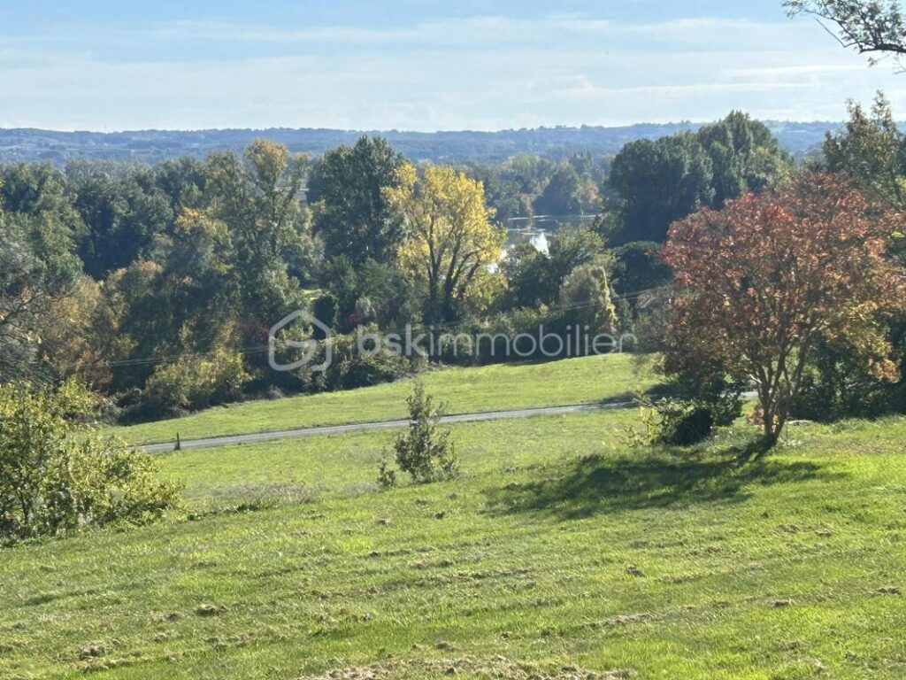 CHÂTEAU et SA MAISON de Gardien – VUE -TERRAIN – PISCINE – DÉPENDANCES – NR pièces – 12 chambres – 722 m²