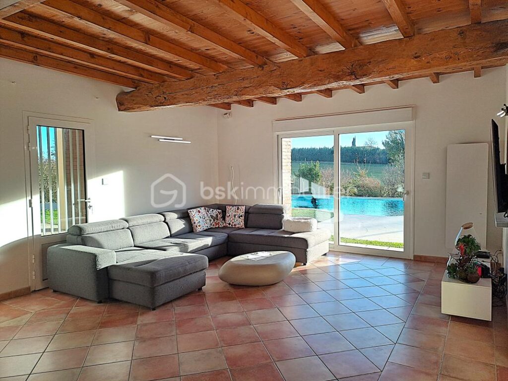 Longère de 275 m² avec dépendances et piscine – 7 pièces – 5 chambres – 275 m²