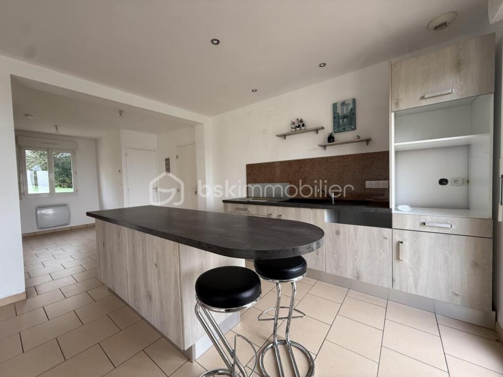 Maison familiale à 5 minutes de Pont-l’Évêque – Grand terrain de 3 900 m² et belle vue – 4 pièces – 3 chambres – 104 m²