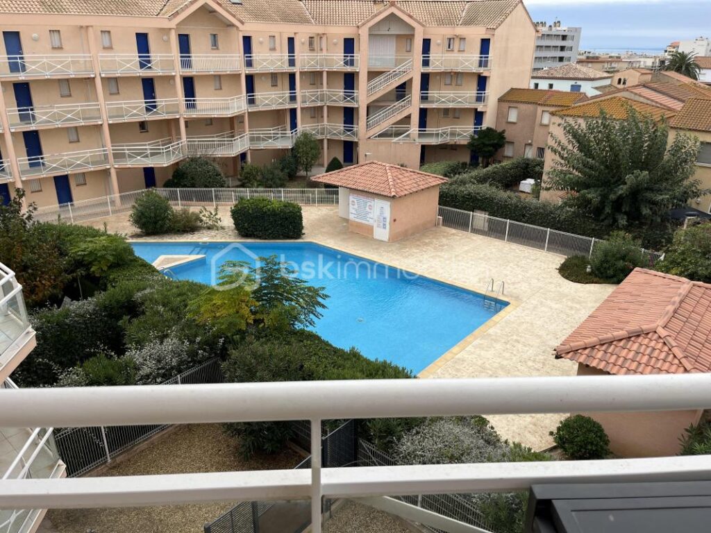 Dans résidence sécurisée face à la plage, appartement T5 avec terrasse, piscine et place de parking privative – 5 pièces – 4 chambres – 63 m²