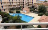 Dans résidence sécurisée face à la plage, appartement T5 avec terrasse, piscine et place de parking privative – 5 pièces – 4 chambres – 63 m²