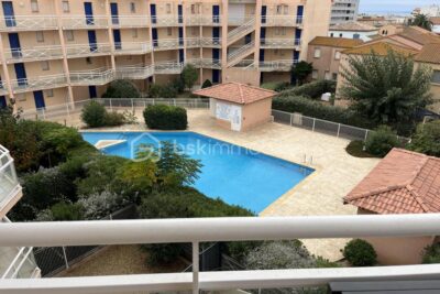 Dans résidence sécurisée face à la plage, appartement T5 avec terrasse, piscine et place de parking privative – 5 pièces – 4 chambres – 63 m²