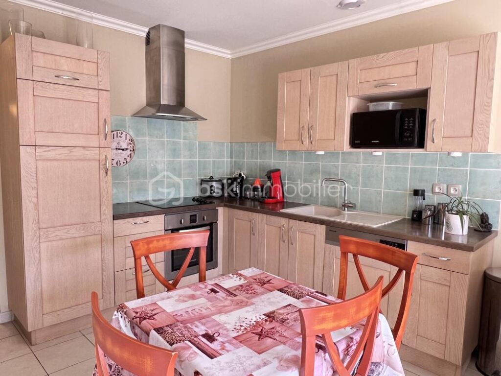 Appartement T3 de 52 m² au dernier étage dans un beau domaine de l’arrière pays varois – 3 pièces – 2 chambres – 52 m²