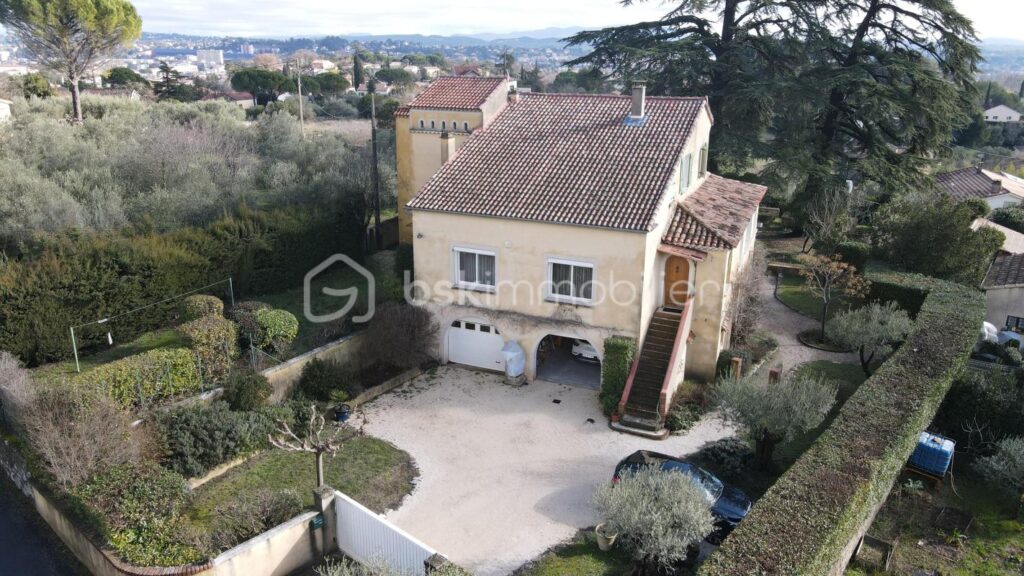 Demeure de caractère avec ascenseur, dépendances et terrain piscinable – 8 pièces – 6 chambres – 255 m²