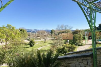 Maison de plain-pied avec piscine, jardin entièrement clôturé avec vue dégagée sur les monts du Luberon – 7 pièces – 4 chambres – 150 m²