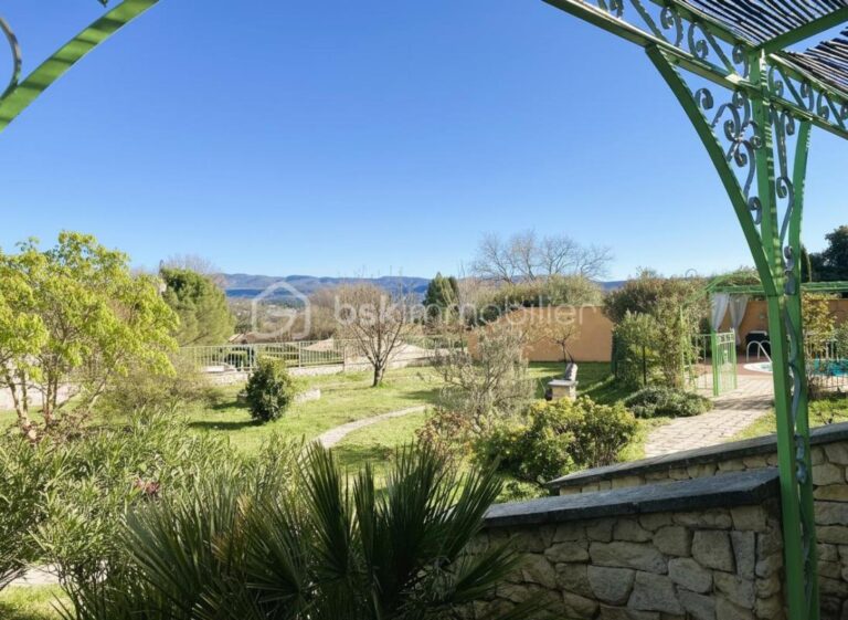 Maison de plain-pied avec piscine, jardin entièrement clôturé avec vue dégagée sur les monts du Luberon – 7 pièces – 4 chambres – 150 m²