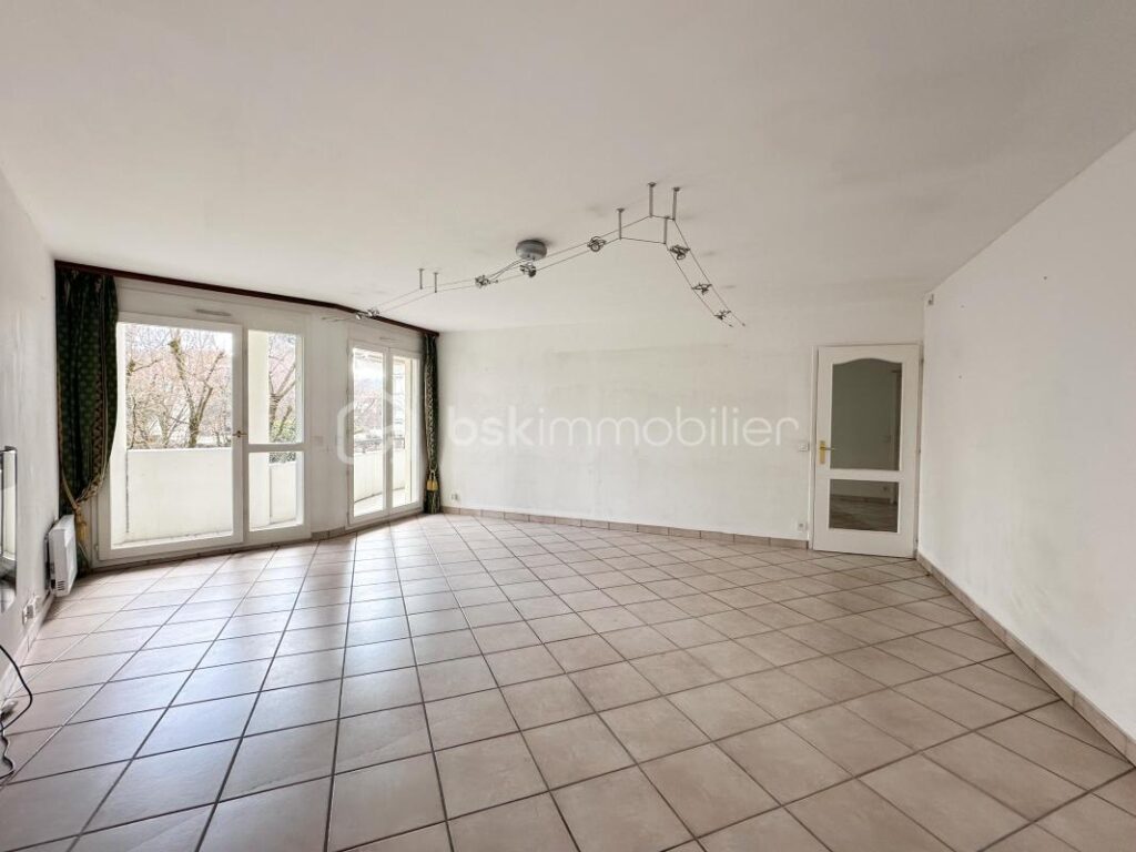 ANNECY CENTRE APPARTEMENT T4 A RENOVER QUARTIER DES ROMAINS – 4 pièces – 3 chambres – 93 m²