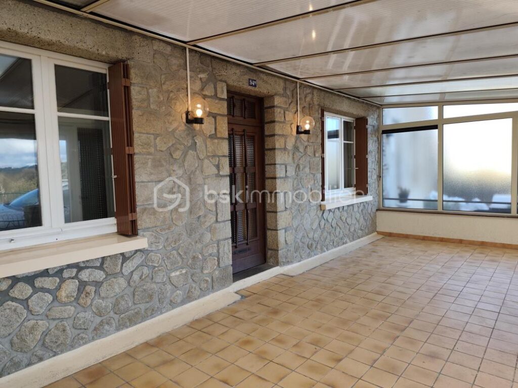 À deux pas du centre-ville de Saint-James – Une maison pleine de potentiel avec véranda et vue dégagée – 5 pièces – 2 chambres – 83 m²