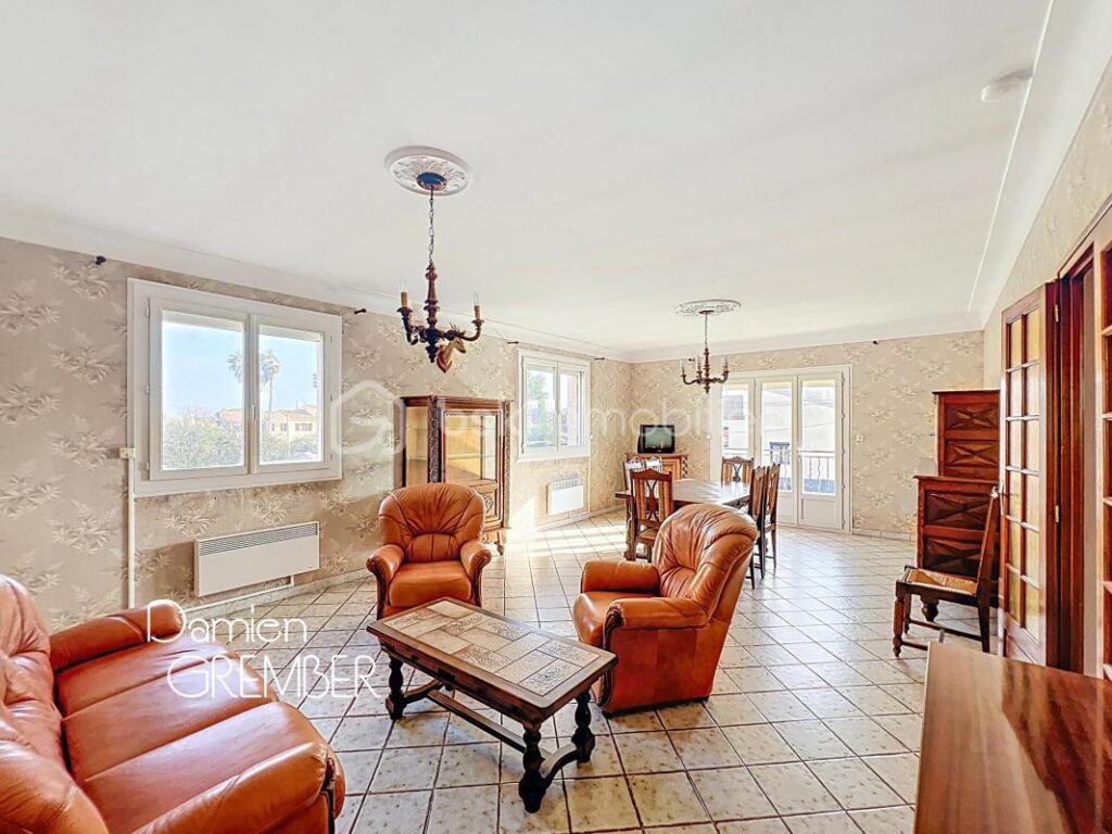 AGDE – Villa T5 de 125m² en R+1 avec garage de 92 m², combles de 118m² au sol, terrain piscinable – 5 pièces – 4 chambres – 125 m²