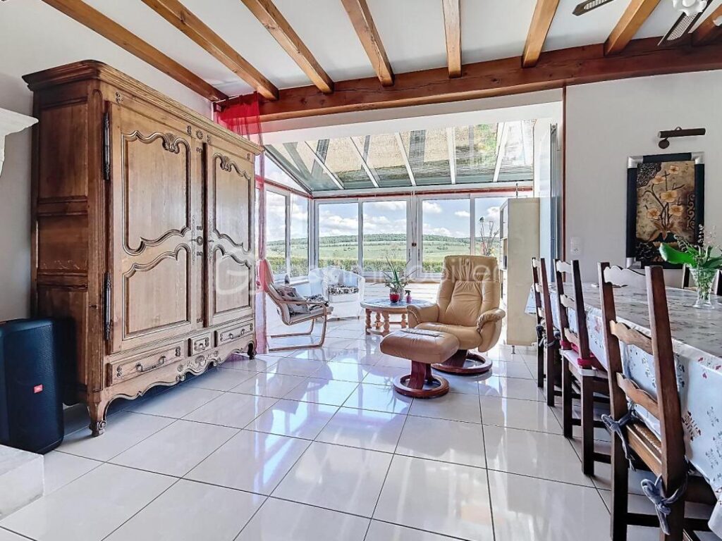 À VENDRE – Maison de caractère de 201 m² avec jardin paysager 🌿, piscine 🏊‍♂️ et vue dégagée 🌄 – 6 pièces – 4 chambres – 201 m²