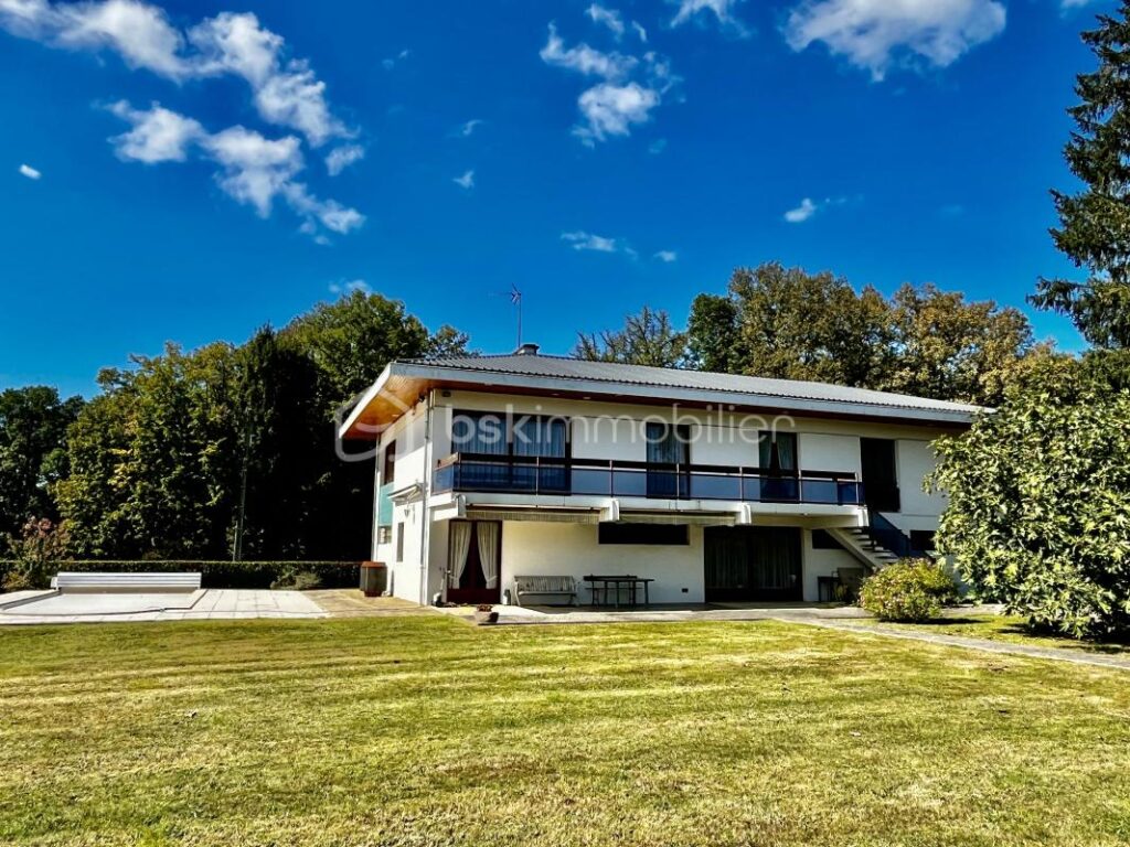 Belle maison d’architecte dans cadre privilégié sur terrain de 2000M2 – 8 pièces – 4 chambres – 300 m²