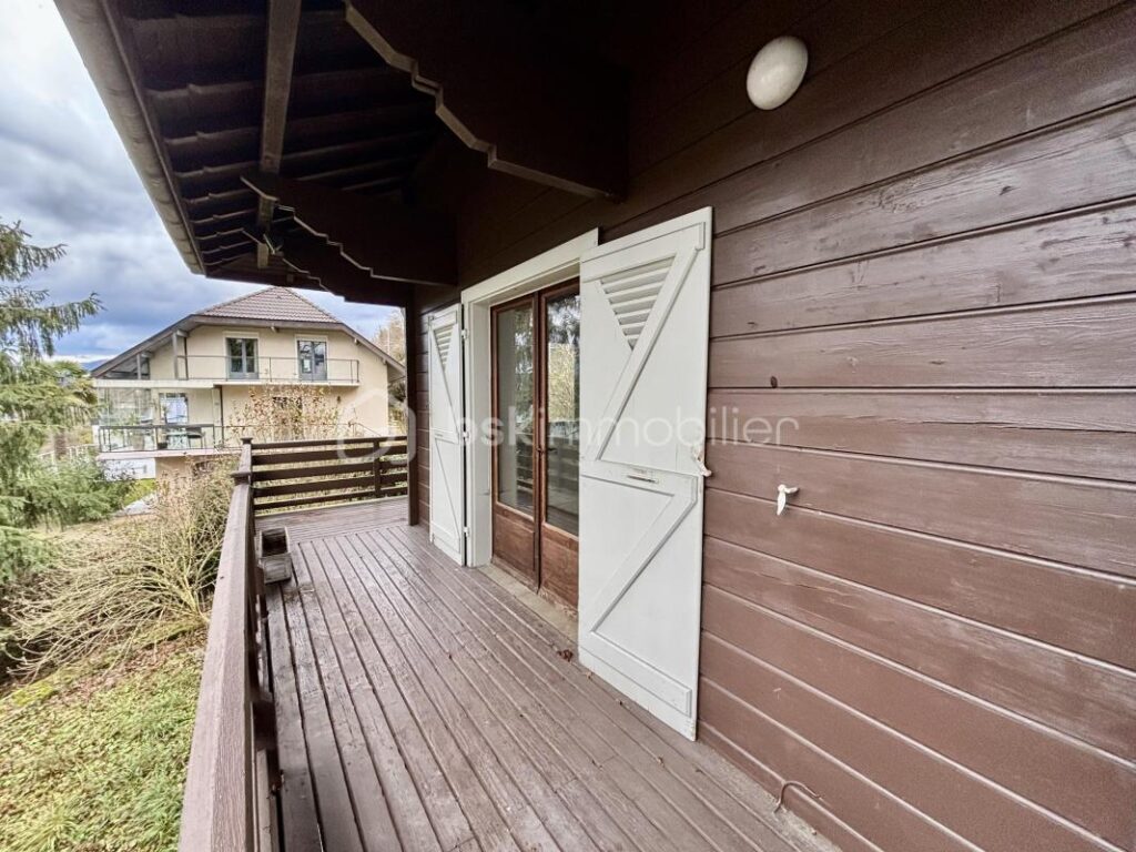 Chalet en bois avec vue sur le lac du Bourget – Le Vivier-du-Lac – 5 pièces – 3 chambres – 100 m²