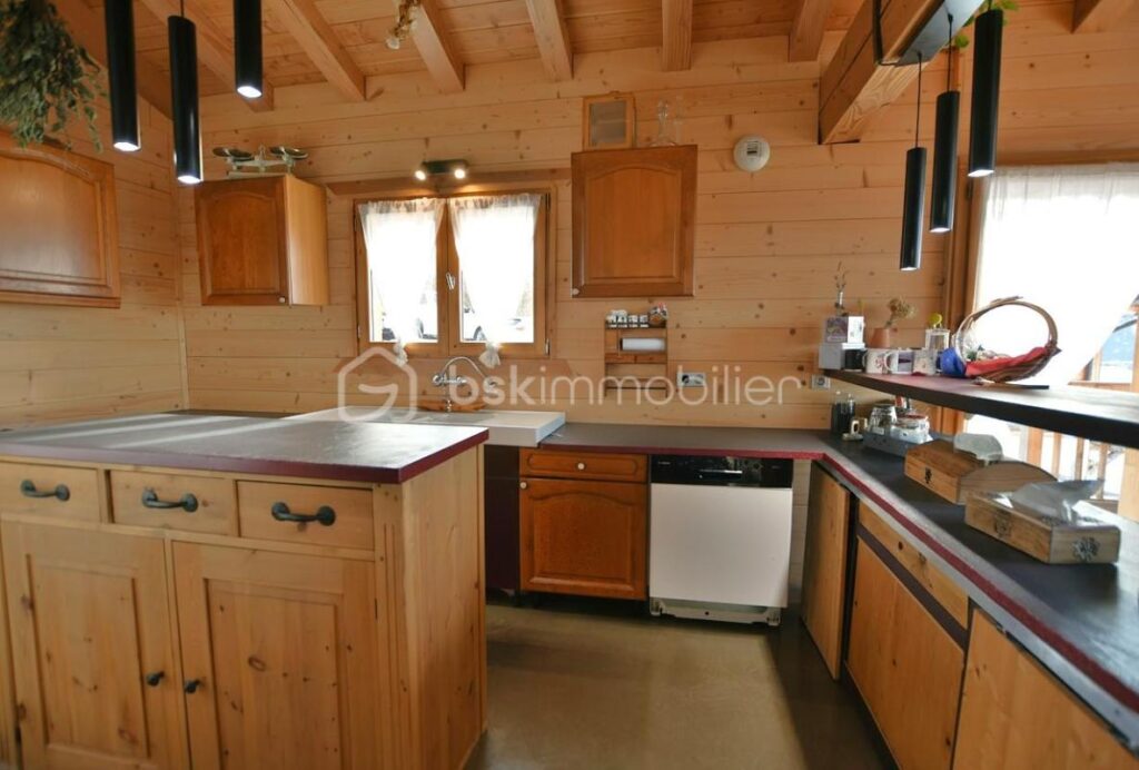 CHALET AVEC VUE PANORAMIQUE, ACCÈS SKI & POTENTIEL LOCATIF – 4 pièces – 3 chambres – 135 m²