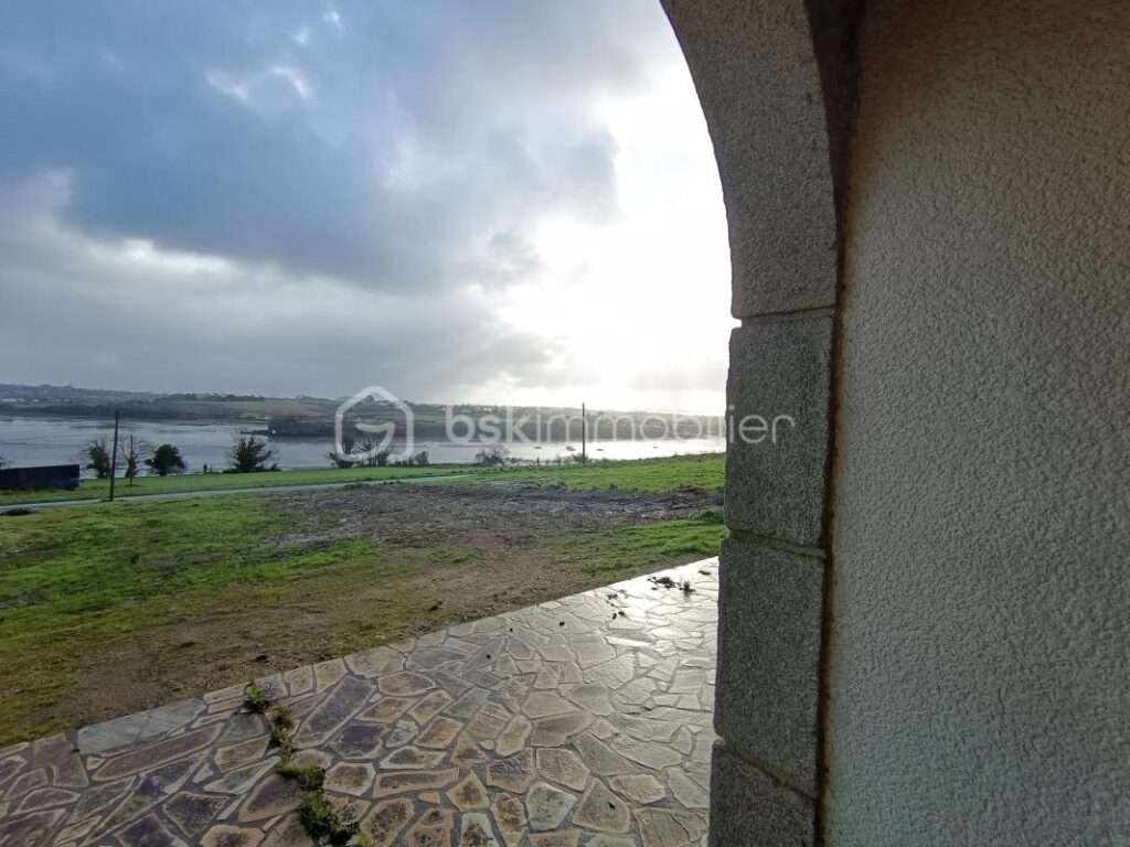 Maison individuelle située à Saint-Pol-de-Léon. Construite en 1985, cette maison de 6 pièces de 137 m2 sur un terrain de 1425m² – 6 pièces – 5 chambres – 137 m²