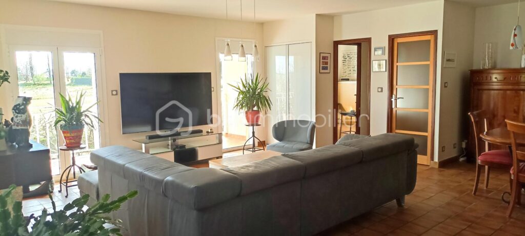 Grande maison familiale de charme avec vue imprenable sur les Pyrénées – Sous-sol entièrement aménagé – Grand terrain clôturé et dépendances – 8 pièces – 4 chambres – 152 m²