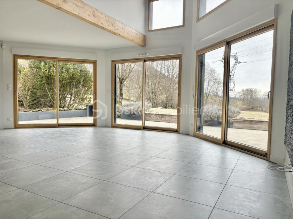 Maison d’architecte de 173m2 avec terrain de 993m2 – 6 pièces – 5 chambres – 173 m²