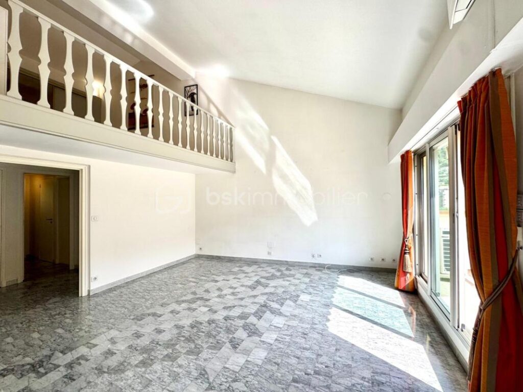 Rare à Menton – Grand duplex lumineux au dernier étage, avec terrasse et vue dégagée – 4 pièces – 3 chambres – 95 m²