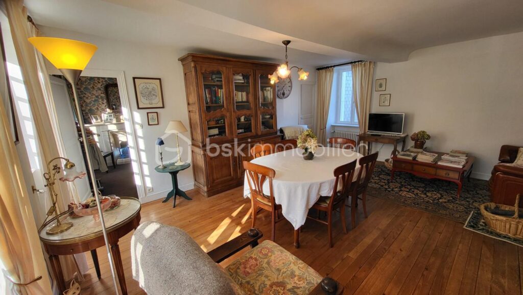 Maison de village au charme intemporel à Noues de Sienne – 7 pièces – 4 chambres – 147 m²