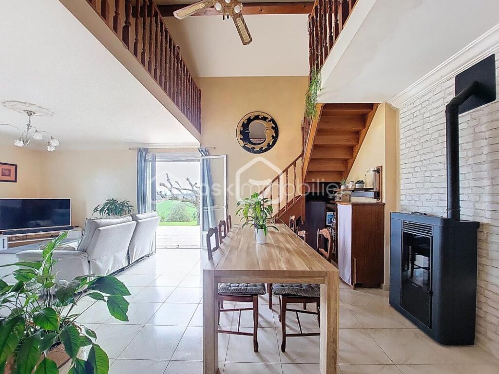 Maison familiale 143m² – vue dégagée – Sous-sol complet – Terrain 2120m² – 5 pièces – 4 chambres – 143 m²