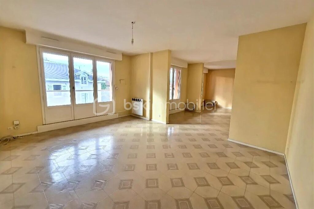 Appartement T4 – 92 m² – Dernier étage avec ascenseur, garage, parking et cave – Proche centre-ville – 4 pièces – 3 chambres – 92 m²