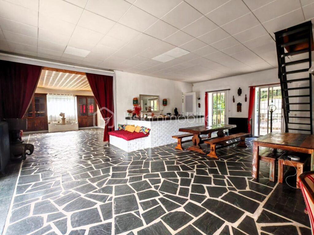 Spacieux pavillon au calme avec garage, sous-sol, jardin et bois – 11 pièces – 5 chambres – 416 m²