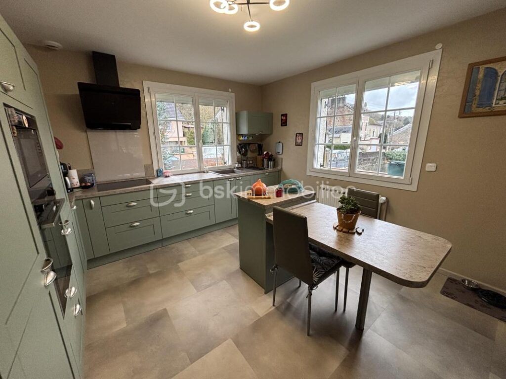 Maison Individuelle rénovée 5 pièces avec Sous-Sol Complet, garage et jardin – Nouzonville – 5 pièces – 4 chambres – 121 m²