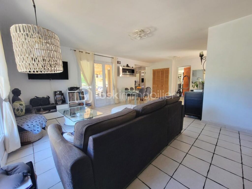 Grande maison familiale de plain pied avec piscine, terrasses, vue dégagée et T3 indépendant – 9 pièces – 7 chambres – 188 m²