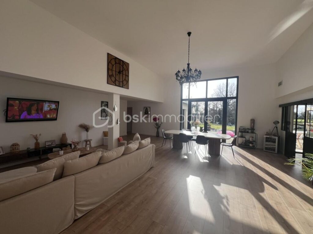 Maison Contemporaine proche de Coutras Habitation et Activité Libérale 485000€ St Antoine sur l’Isle – 8 pièces – 3 chambres – 190 m²