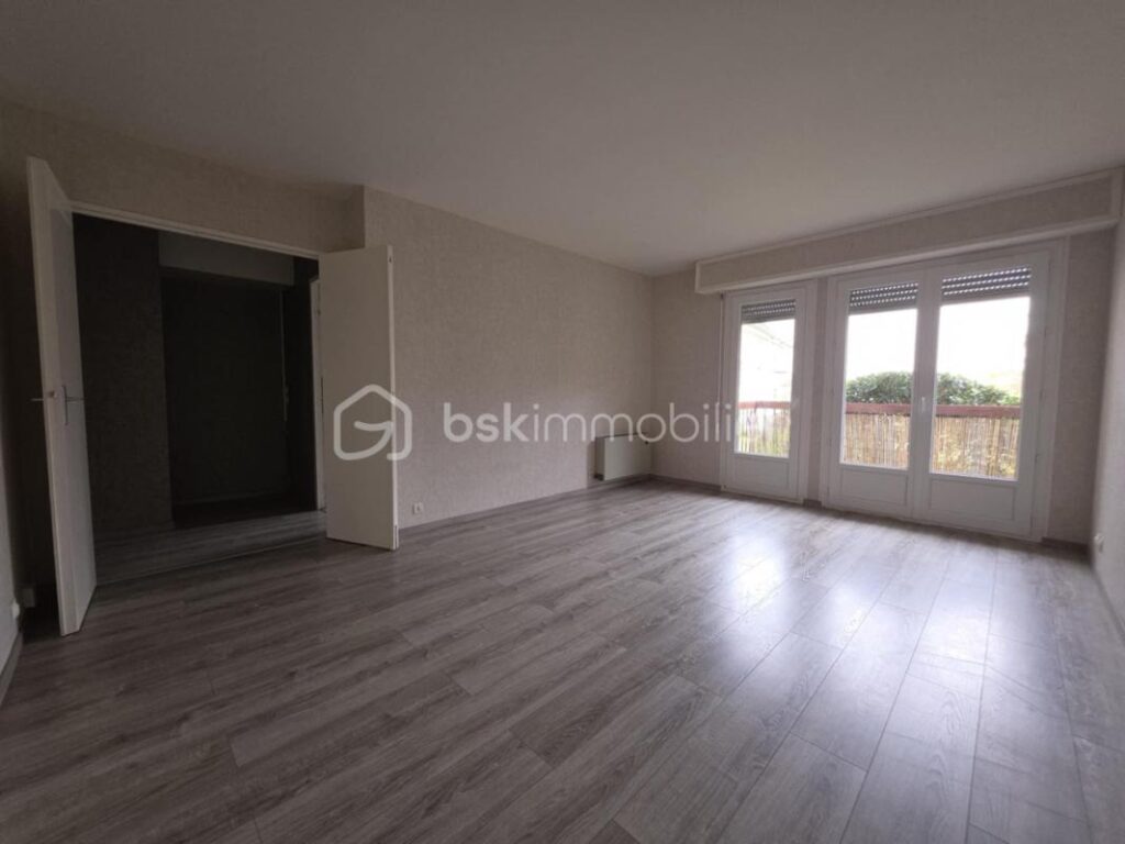 APPARTEMENT AVEC GARAGE ET CAVE – 2 pièces – 1 chambre – 55 m²