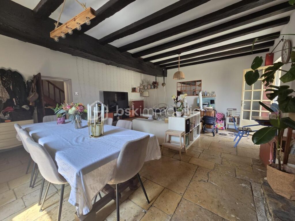 Maison de caractère 100 m² à Limalonges avec jardin, garage et cave voutée – 3 pièces – 2 chambres – 100 m²