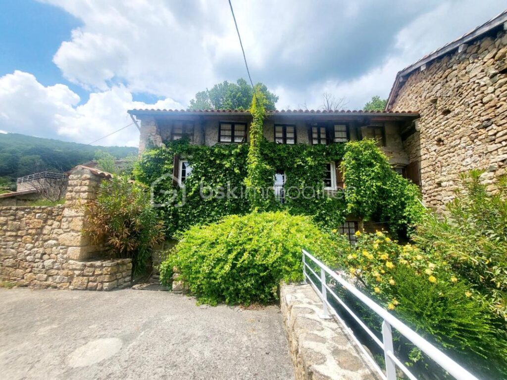 Maison en pierre à Thueyts – 6 pièces – 2 chambres – 127 m²