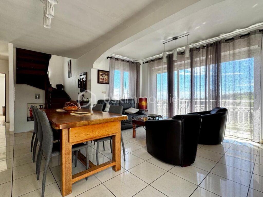 Maison spacieuse avec pergola et jacuzzi – 4 pièces – 3 chambres – 115 m²