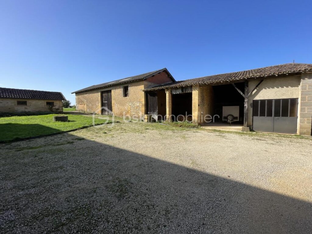 Magnifique bâtisse en pierre de 219m² habitable avec environ 658m² de dépendance sur 10600m² partiellement clos – 7 pièces – 4 chambres – 219 m²