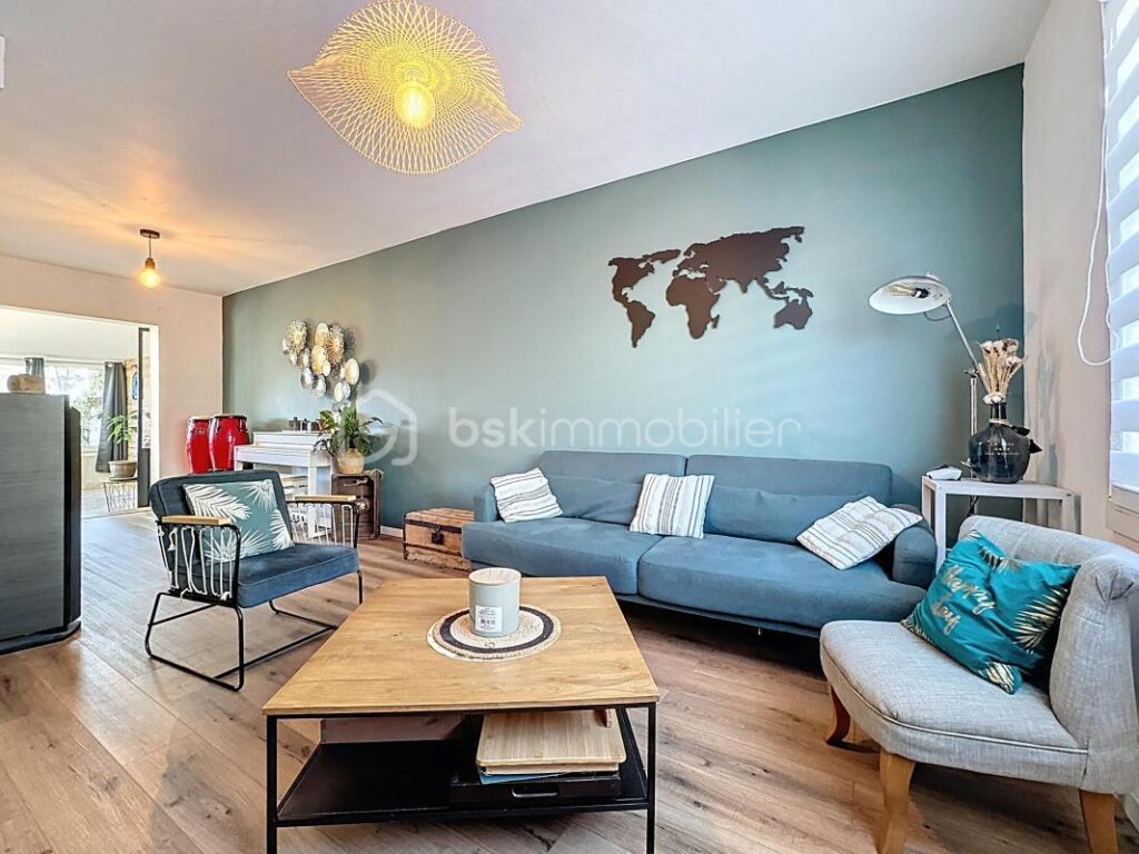 Maison de ville rénovée au coeur de Montebourg – Avec terrain, cour arrière, grange – 4 pièces – 2 chambres – 94 m²