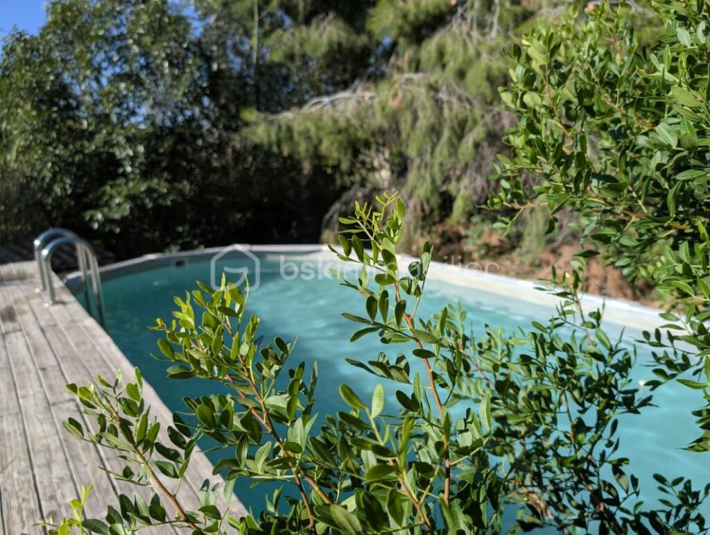 Villa d’Architecte, de 2003, 1 ECRIN DE SERENITE :178 m² – 5 Chambres – Piscine et terrain de 1425 M² ! – 7 pièces – 5 chambres – 178 m²