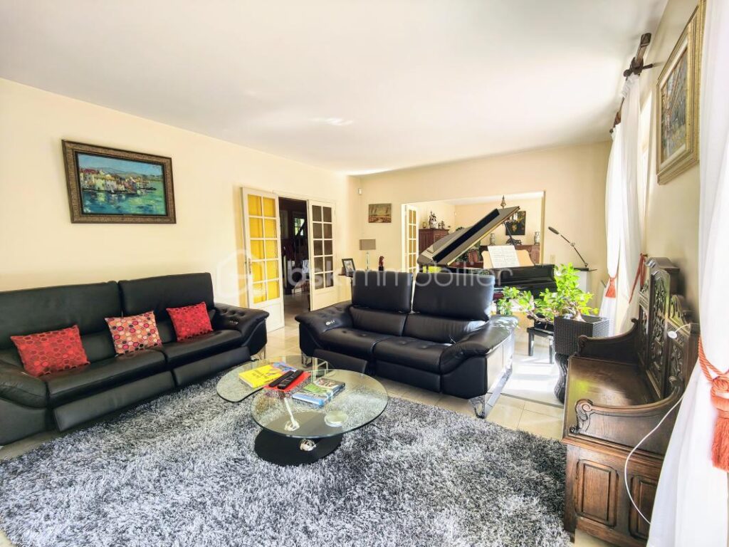 Bien immobilier d’exception dans un parc boisé privé av tennis ! – 7 pièces – 4 chambres – 170 m²