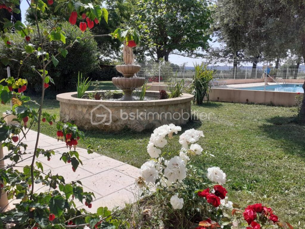 GRANDE VILLA AU CALME AUX PORTES D UZES – 8 pièces – 6 chambres – 239 m²