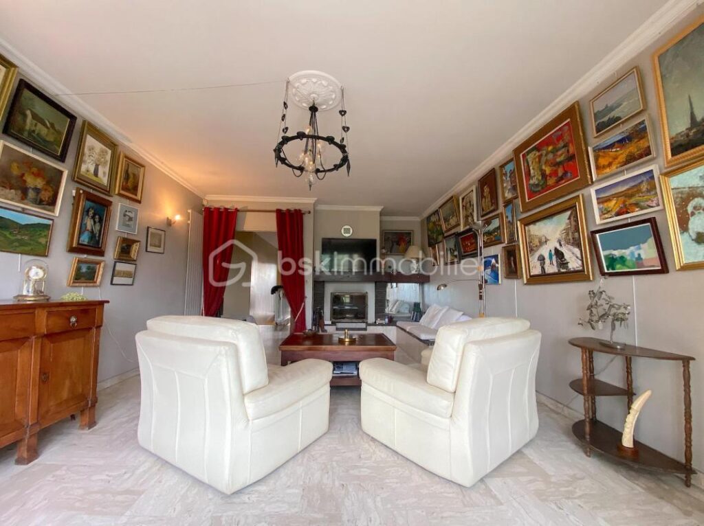 Maison avec 4 chambres + une piscine couverte + un garage de 110m2 !!! De l’espace, du calme et de l’authenticité !!!! – 8 pièces – 4 chambres – 248 m²