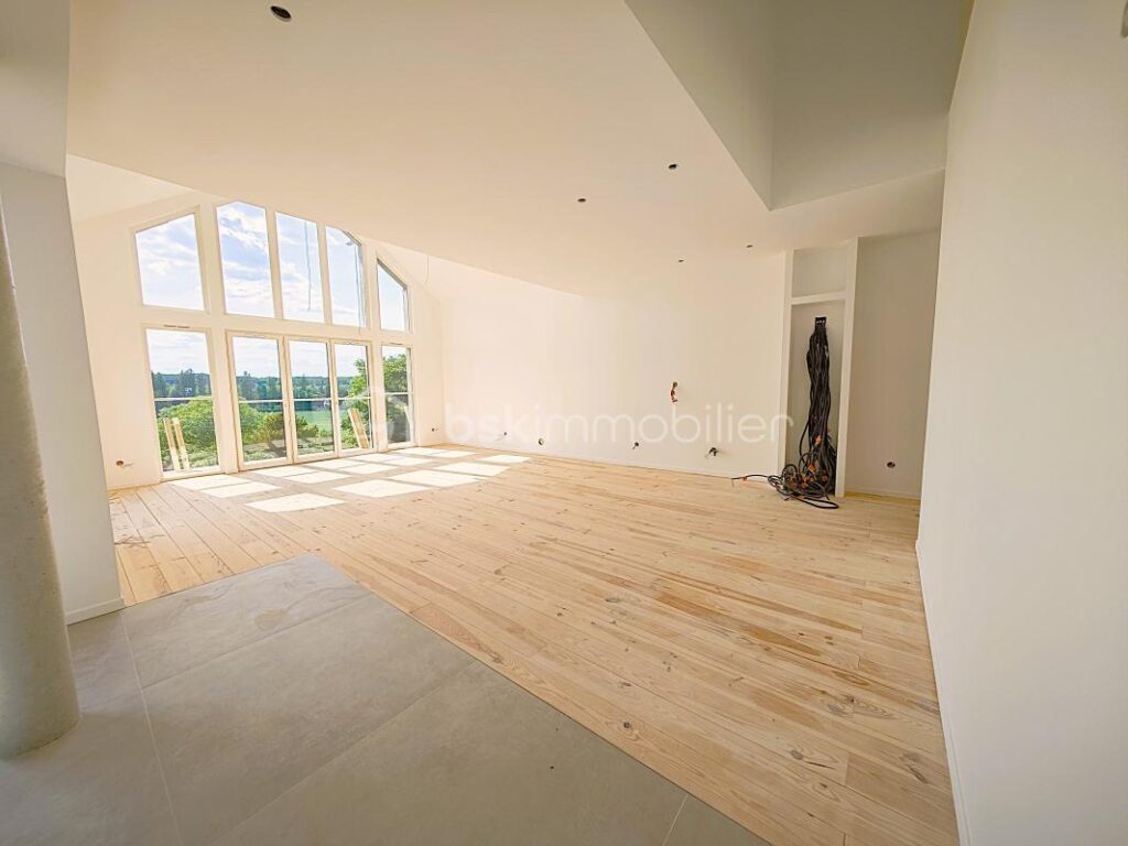 Maison exceptionnelle vue panoramique, d’une superficie de 144 m², sur sous-sol de 56 m² édifié sur terrain de 410 m² arboré et paysagé, RT 2020, 4 chambres, une salle d’eau, une salle de bain, 2 wc séparés – 6 pièces – 4 chambres – 144 m²