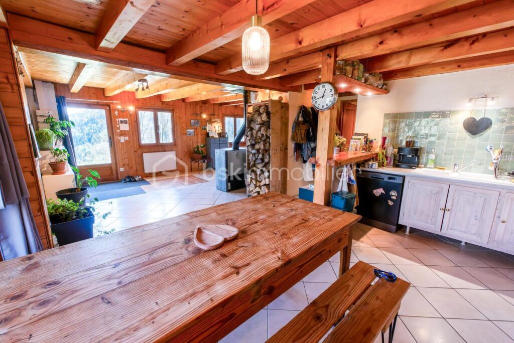 74130 – BRIZON – CHALET RÉNOVÉ 160M2 (144M2 HABITABLES) – TERRASSE, POTAGER – SUPERBE CADRE NATUREL – PROCHE DE LA VALLÉE DE L’ARVE – 6 pièces – 3 chambres – 144 m²