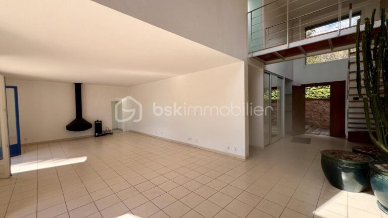 VILLA D’ARCHITECTE – VUE MER PANORAMIQUE – PISCINE – GARAGE – PROCHE CENTRE-VILLE – 7 pièces – 5 chambres – 230 m²