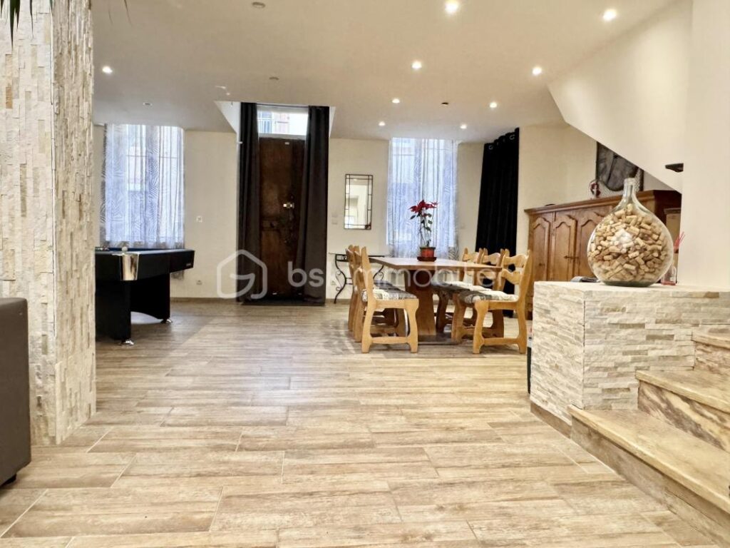 Maison de maître rénovée avec piscine , Jardin et Place de Parking à Saint-Chinian – 6 pièces – 5 chambres – 180 m²