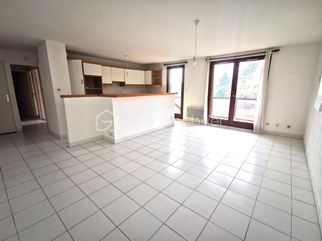 CLAIX – Appartement T3 avec terrasse exposée Sud, résidence calme et sécurisée, courts de tennis – 3 pièces – 2 chambres – 71 m²