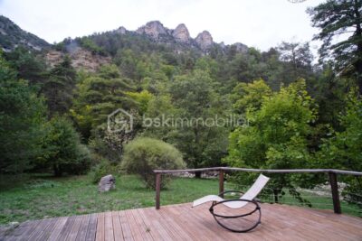 Chalet récent en bois au bord de la rivière sur un terrain plat de 5 460 m² – 3 pièces – 2 chambres – 70 m²